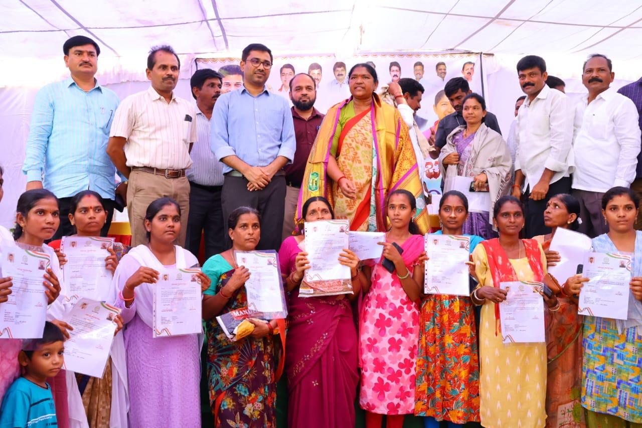 అర్హులందరికీ రేషన్ కార్డుల మంజూరు.  ఉచిత బియ్యం పంపిణీ తో కడుపు నిండా తిండి