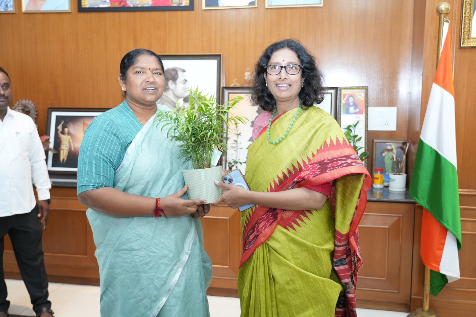 మహిళా శిశు సంక్షేమ శాఖ మంత్రి డాక్టర్ దనసరి అనసూయ సీతక్కతో మర్యాద పూర్వకంగా బేటీ అయ